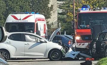 V Trnave došlo k vážnej dopravnej nehode dvoch áut. Úsekom z jednej strany neprejdete