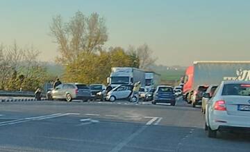 Medzi Dolnou Stredou a Galantou sa stala dopravná nehoda. Na mieste sa tvorila kolóna