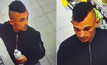 Policajti zo Sládkovičova pátrajú po mužovi na fotkách. Je podozrivý z krádeže v potravinách