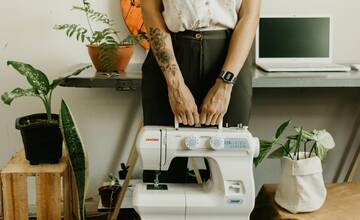 Tvorivé dielne pre seniorov, šitie vianočných ozdôb či swap. Čo všetko prinesie november v Baterkárni v Trnave?