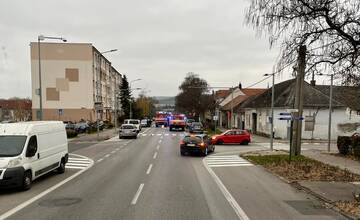 V Hlohovci došlo k dopravnej nehode, auto skončilo na streche. Úsek je momentálne neprejazdný