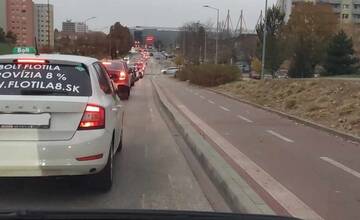 V Trnave došlo ku kolapsu dopravy. Kvôli dopravnej nehode vznikajú v meste kolóny, týmto úsekom sa vyhnite