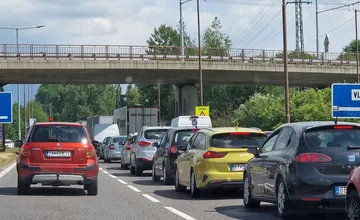 Dopravu na R1 za Sereďou a z D1 na vjazde do Hlohovca komplikujú kolóny. Zdržíte sa v nich desiatky minúť