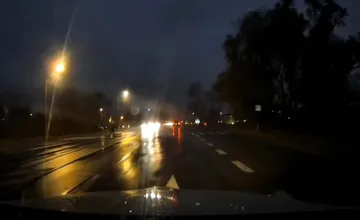 VIDEO: Nebezpečný priechod v Hlohovci je za tmy ešte horší, neosvetlených chodcov na ňom nevidieť