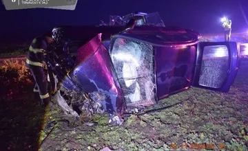 V Suchej nad Parnou sa zrazilo osobné auto s traktorom. Šofér auta skončil po nehode v nemocnici