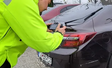 Trnavskí policajti upozorňujú na vodičov, ktorí utekajú z miesta nehody, najmä pri nákupných centrách