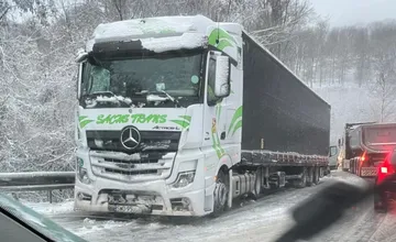 Na Bielej Hore došlo k dopravnej nehode. Úsekom prejdete striedavo, tvoria sa tam však rozsiahle kolóny