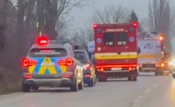 Za Bučanmi v smere na Trnavu sa zrazili tri autá. Jedno z nich skončilo mimo cesty, na úseku sa zdržíte