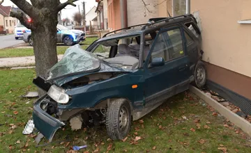 FOTO: Auto v dome, zrazený cyklista či alkohol za volantom. V Trnavskom kraji došlo k vážnym nehodám