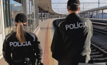 Rušňovodič medzi Trnavou a Cíferom zabránil tragédii. Pri koľajniciach si všimol dezorientovanú osobu, zasiahla polícia