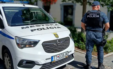 Kaufland na Družbe rozdal cez políciu pozdravy vodičom, ktorí parkovali dlhšie ako tri hodiny.  Domáci to ocenili