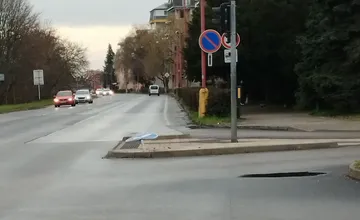 FOTO: Ostrovček na križovatke Hospodárska a Študentská zasahuje do jazdného pruhu. Odniesla si to už dopravná značka