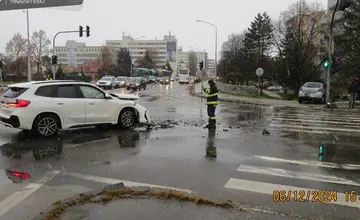FOTO: Polícia v Piešťanoch vyšetruje dopravnú nehodu dvoch áut. Hľadajú sa svedkovia, ktorí videli jej priebeh