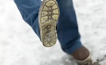 Trnavčania upozorňujú na šmykľavé chodníky, mnohí majú zlé skúsenosti. Chodíme po tráve, kde sa dá, píšu