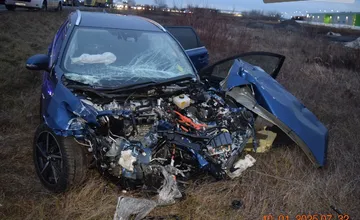 FOTO: Vodička neďaleko Dunajskej Stredy zázrakom prežila zrážku s dvoma kamiónmi, tá ju odhodila do poľa