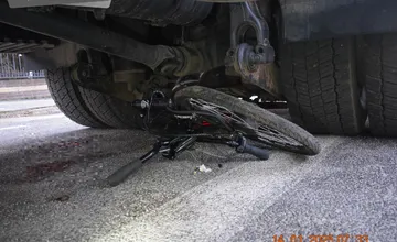 Ranná nehoda v Trnave mohla stáť cyklistku život. S bicyklom skončila pod smetiarskym autom