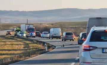 Vodiči pozor, v Mokrom Háji smerom na Radošovce došlo k dopravnej nehode. Premávka je v úseku obmedzená