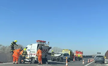 Chaos na R7 pri Šamoríne. Došlo tu k trom dopravným nehodám, rátajte so zdržaním 40 minút