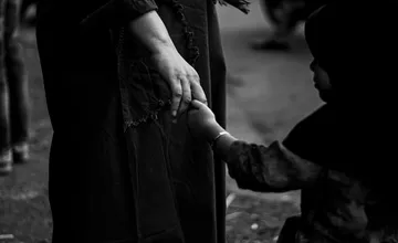 Taxikár si v Piešťanoch všimol spať na lavičke mamu s dieťaťom. Chcel im pomôcť, oni však ušli, situácia má trvať už rok