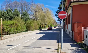 Dopravná zmena v Piešťanoch, táto ulica sa stala jednosmerkou. Vďaka tomu najazdím po meste viac, sťažujú sa miestni