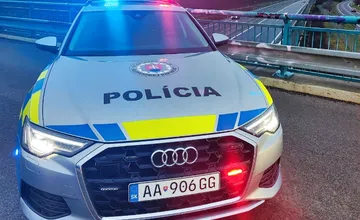 Vodička v Seredi vrazila autom do policajta, ten musel vyhľadať pomoc. Podľa nej sa nič vážne nestalo