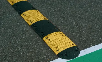 Na Sibírskej pribudli zle viditeľné retardéry. Trnavčania kritizujú ich zlé označenie, v noci na ne nečakane nabehli