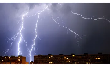 Pre celý Trnavský kraj platia výstrahy pred silnými búrkami. Zvýšené je aj riziko výskytu krúp či supercelárnej búrky