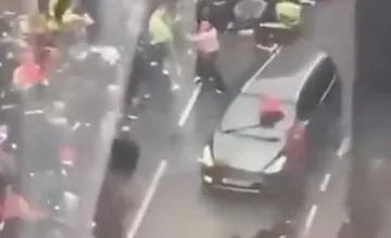 VIDEO: Oslavy titulu v Liverpoole sa zmenili na nočnú moru, auto vrazilo do davu fanúšikov, hlásia desiatky zranených