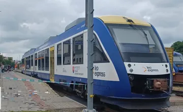 Vážna nehoda na trati v Dunajskej Strede ochromila dopravu. Po zrážke vlaku bola staršia žena prevezená do nemocnice