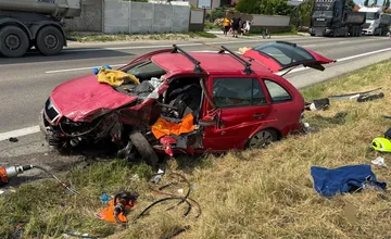 Vodič osobného auta zomrel po čelnej zrážke s kamiónom, pri Seredi vošiel z neznámych príčin do protismeru