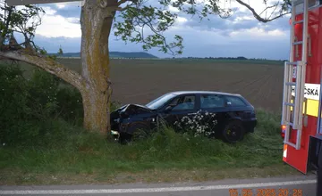 Pri dopravnej nehode v okrese Piešťany narazil vodič auta do stromu. Polícia hľadá svedkov búračky