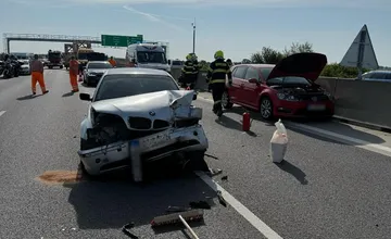 Na diaľnici D1 pred Bratislavou je hromadná dopravná nehoda, zdržíte sa takmer dve hodiny, hlavný ťah uzavreli