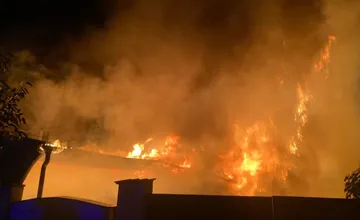 FOTO: Plamene pohltili rodinný dom v Dunajskej Strede. Škoda bola vyčíslená na 300-tisíc eur