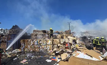 FOTO: V Galante zachvátil požiar skládku papiera. Na mieste zasahujú hasiči