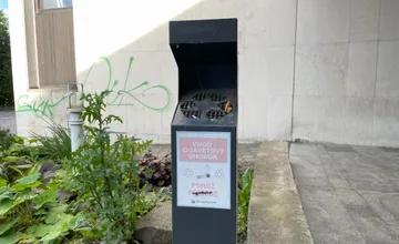 Hlohovec chce bojovať s odpadom z cigariet, zakúpil stĺpové popolníky. Pomôžte nám určiť, kde sú potrebné, vyzýva mesto