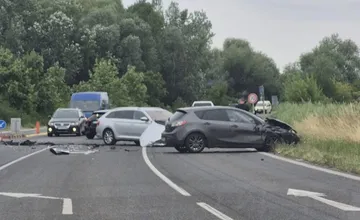 Za Skalicou smerom na Holíč sa zrazili dve autá. Úsek je ťažko prejazdný, rátajte so zdržaním