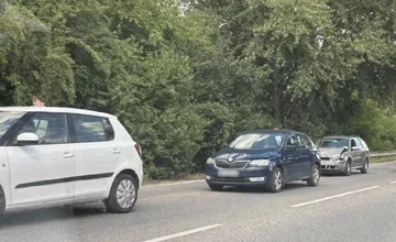 Vodiči, pozor na hromadnú nehodu v Piešťanoch. Jeden jazdný pruh je blokovaný, na úseku sa zdržíte