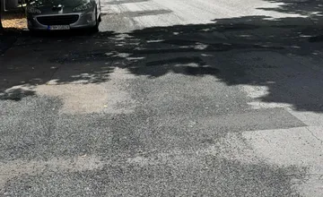 Kamienky im bijú do očí aj karosérií. Piešťanci kritizujú opravu Štefánikovej ulice