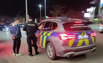 Nelegálny tuningový zraz v Trnave prerušila polícia. Pokuty padali jedna radosť, zraz sa skončil skôr ako vôbec začal