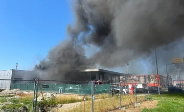VIDEO: Na streche predajne áut v Dunajskej Strede vypukol požiar, na mieste zasahujú hasiči