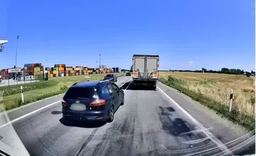 VIDEO: Nebezpečné obiehanie v Dunajskej Strede mohlo skončiť tragédiou. Protiidúce autá museli šoférovi uhýbať