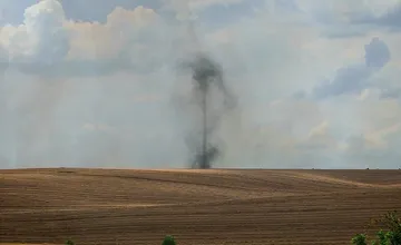 Pri Pate sa zjavil tajomný vír. Horúčava vyčarovala na poli nečakaný tanec vetra, takzvaný dust devil