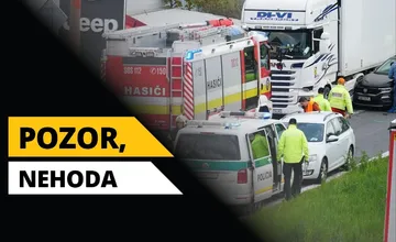 Nehoda na D1. Smerom na Senec sa zrazil kamión s dodávkou, na ceste sú úlomky