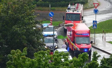 Vodiči, pozor na nehodu v Trnave na kruhovom objazde, úsek cesty je neprejazdný