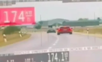 VIDEO: Bezohľadná vodička BMW uháňala 174 km/h cez obec Lehnice. Na pokutu nemala, prišla o vodičák