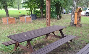 FOTO: Posedenie, ktoré vybudovali dobrovoľníci v Trnave pre autistov, niekto poškodil. Vandali na stole zanechali odkaz