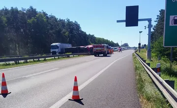 Na D2 sa pred Kútmi smerom do Malaciek prevrátil kamión