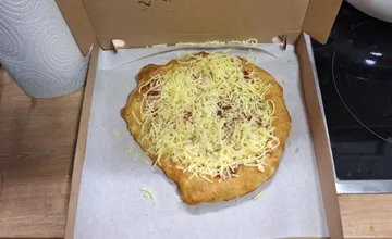 Trnavčan si na stanici kúpil langoš, po otvorení krabice zostal sklamaný, téma napokon rozdelila miestnych na dva tábory