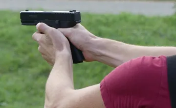 Žena so zbraňou v ruke sa vyhrážala ľudom v Piešťanoch. Prekážať jej malo, že sa rozprávali po anglicky