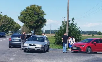 Pri Sokolciach došlo k hromadnej dopravnej nehode, úsekom prejdete striedavo